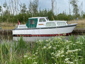 Boat Albatros op unieke locatie - niet om mee te varen - read host profile-lees hostprofiel